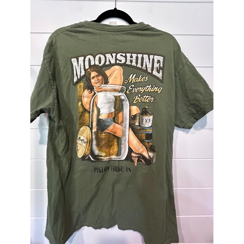 Pigeon Forge Tennessee Moonshine Tshirt Men's Sz Large‎